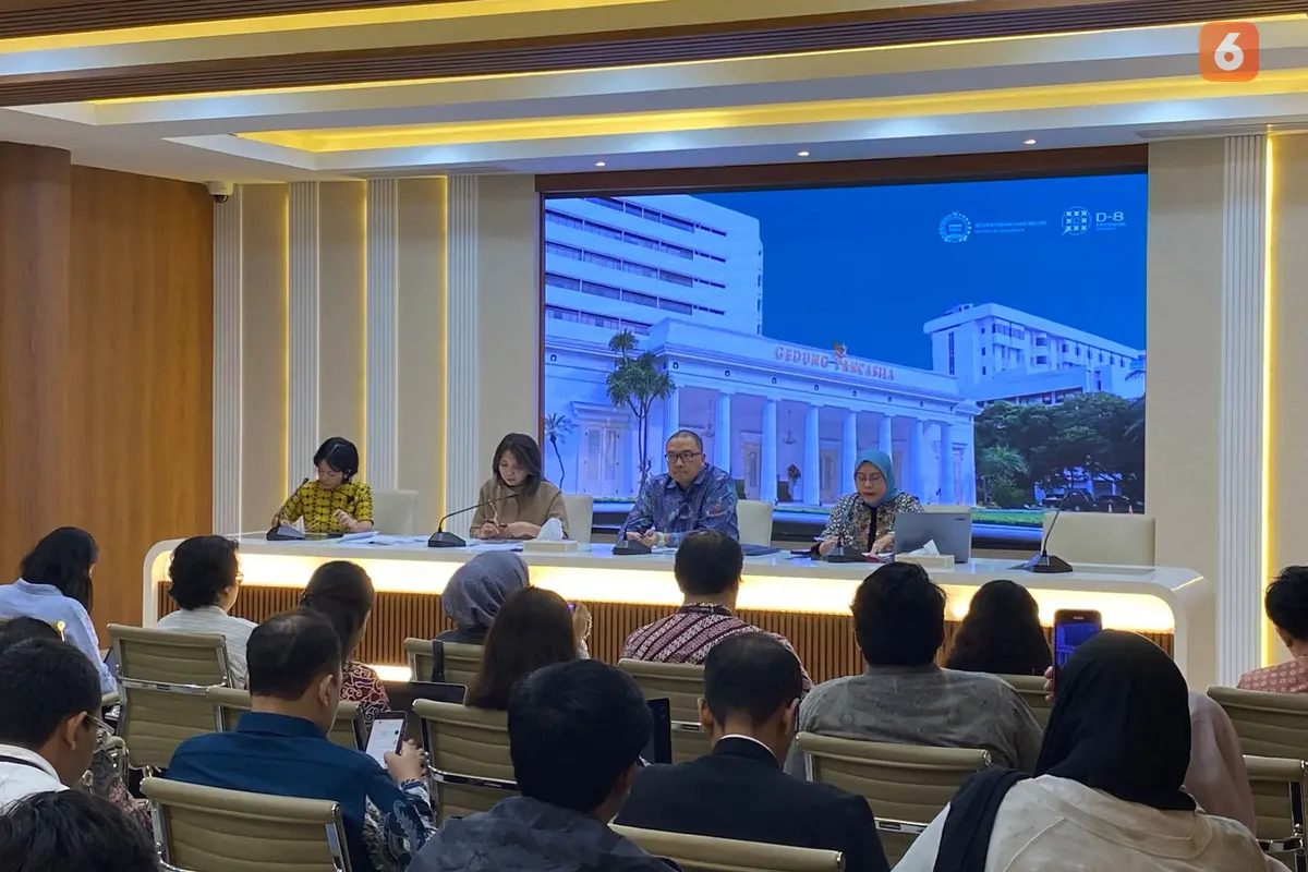 Pelaksana Tugas Direktur Perlindungan WNI Kemlu RI Heni Hamidah pada Jumat (6/3/2026) di Jakarta, mengatakan bahwa pada tahap awal evakuasi akan dilakukan melalui negara tetangga yaitu Azerbaijan. (Dok. Liputan6.com/Teddy Tri Setio Berty)
