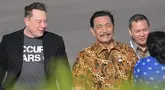 CEO Tesla Inc sekaligus SpaceX, Elon Musk (kiri) berjalan bersama Menteri Koordinator Bidang Kemaritiman dan Investasi Indonesia Luhut Binsar Pandjaitan saat tiba di Bandara Internasional I Gusti Ngurah Rai di Denpasar, Bali, pada 19 Mei 2024. (SONNY TUMBELAKA/AFP)