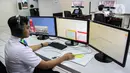 Seorang masinis mengoperasikan simulator kereta Light Rail Vehicle (LRT) Back up Operation Control Centre (BOCC) di Main Control Center (MCC) Depo LRT di Pegangsaan Dua, Kelapa Gading, Jakarta Utara, Kamis (21/12/2023). (Liputan6.com/Faizal Fanani)