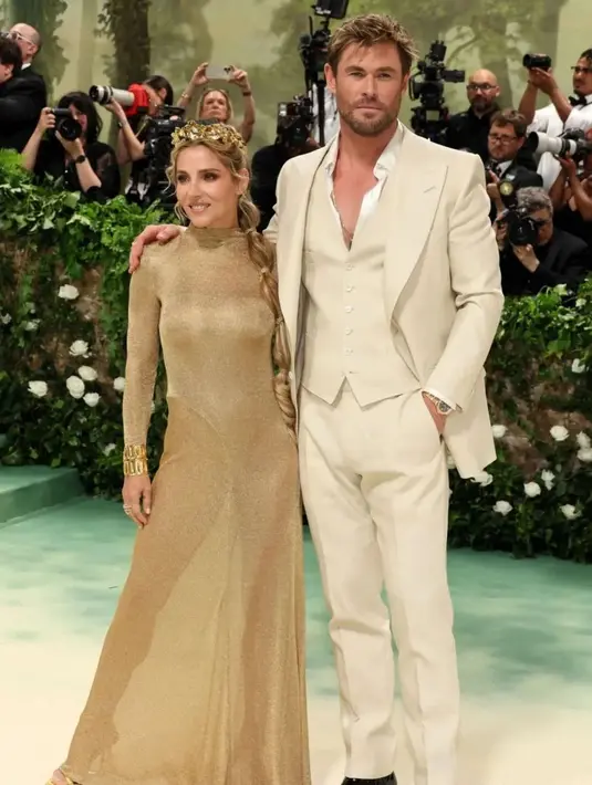 Elsa Pataky gebrak Met Gala 2024 dengan gaun gold shimmer transparan dari Tom Ford. Siluet gaun yang aman justru menampilkan pesona menawan istri Chris Hemsworth itu. [@tomford]
