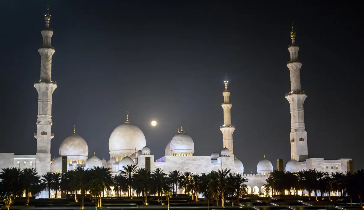 Salah satu yang paling menarik perhatian dari Masjid Agung Sheikh Zayed Abu Dhabi adalah bahwa sistem penerangan masjid terhubung dengan siklus bulan. Fasad masjid bersinar lembut di malam hari, selaras dengan siklus bulan. (FADEL SENNA/AFP)