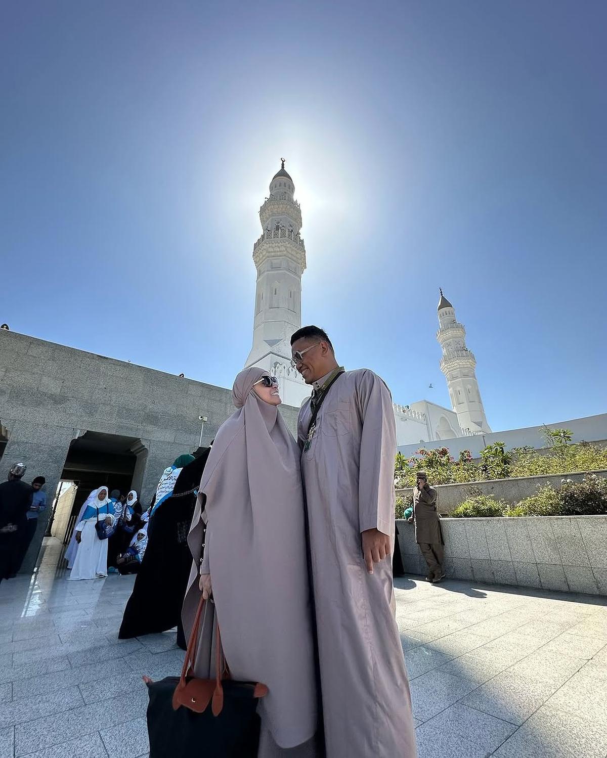 5 Potret Uya Kuya dan Astrid Jalani Umroh di Bulan Ramadhan, Perlihatkan Kemesraan