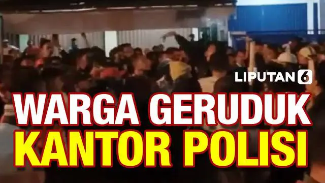 Ratusan warga yang membawa senjata mendatangi kantor polisi di Lampung Tengah, Lampung. Mereka meminta polisi segera menangkap 4 preman yang melakukan pemerasan dan melukai anggota Koramil.