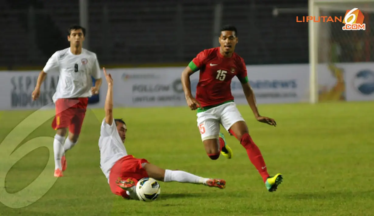Pemain Timnas nomor 15, Hasyim Kipuw terlihat melompat menghindari terjangan pemain Kyrgyzstan (Liputan6.com/ Helmi Fithriansyah)