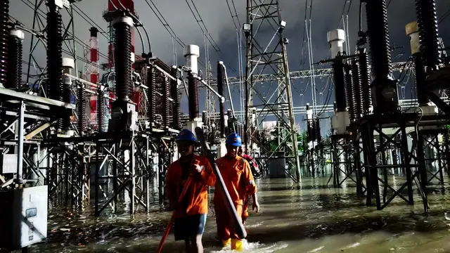 Petugas PLN saat mengamankan gardu Induk Tambak Lorok yang terdampak banjir Kota Semarang. (Foto: Liputan6.com/Ist/Felek Wahyu)