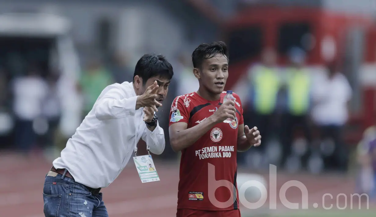 Ekspresi Pelatih Semen Padang, Nil Maizar, saat memberikan arahan kepada anak asuhnya pada laga melawan Semen Padang di Stadion Patriot, Bekasi, Sabtu (20/05/2017). Bhayangkara FC menang 1-0. (Bola.com/M Iqbal Ichsan)
