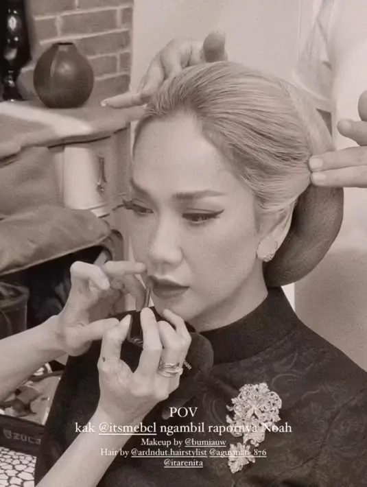 Penampilannya disempurnakan dengan pulasan makeup flawless. [@itsmebcl].