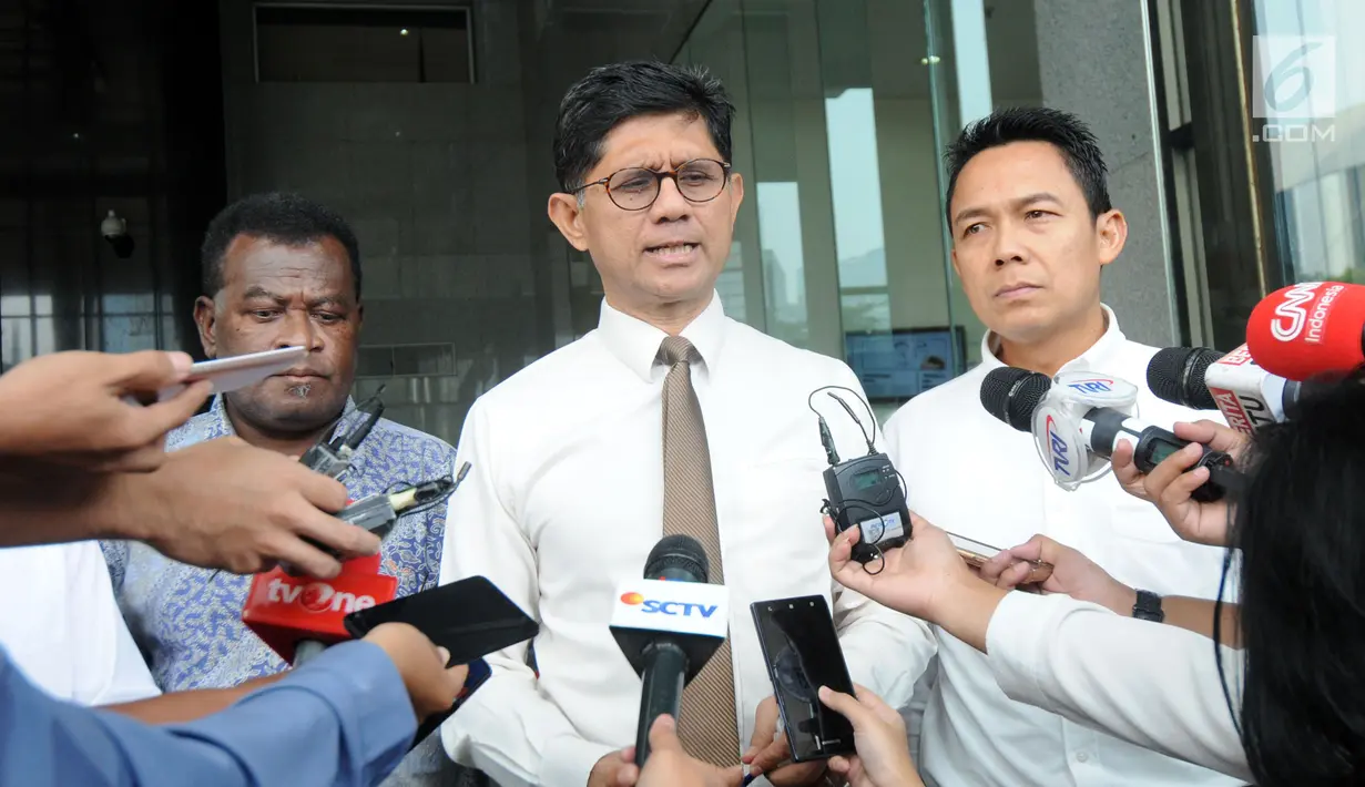 Wakil Ketua KPK Laode Muhammad Syarif (tengah) memberi keterangan usai melakukan pertemuan terkait kerja sama pengawasan hutan di gedung KPK, Jakarta (6/6). (Merdeka.com/Dwi Narwoko)