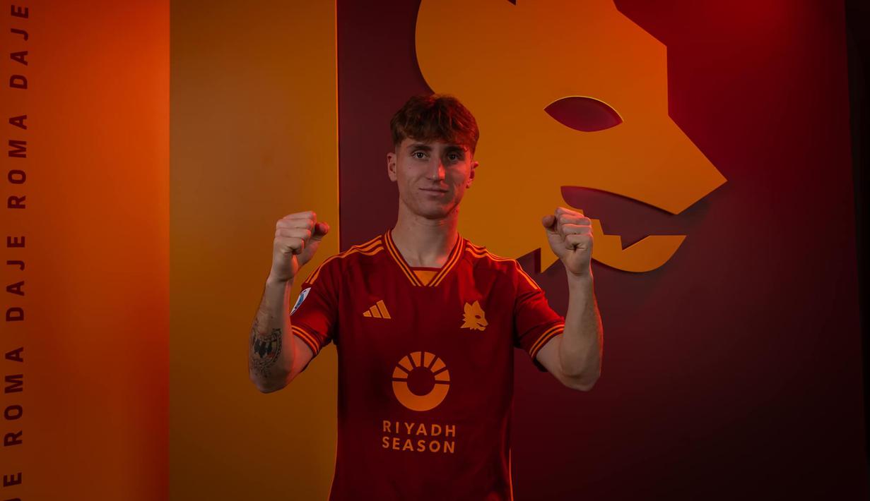 Gelandang serang Italia berusia 20 tahun, Tommaso Baldanzi didapatkan AS Roma dari sesama klub Serie A, Empoli dengan mahar senilai 10 juta euro atau setara Rp168 miliar. Tim Serigala Ibu Kota mengikatnya selama 4,5 tahun hingga 30 Juni 2028. (asroma.com)