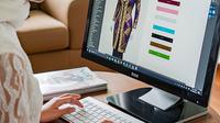 Seseorang sedang desain baju online di komputernya. (Liputan6.com/MetaAi)