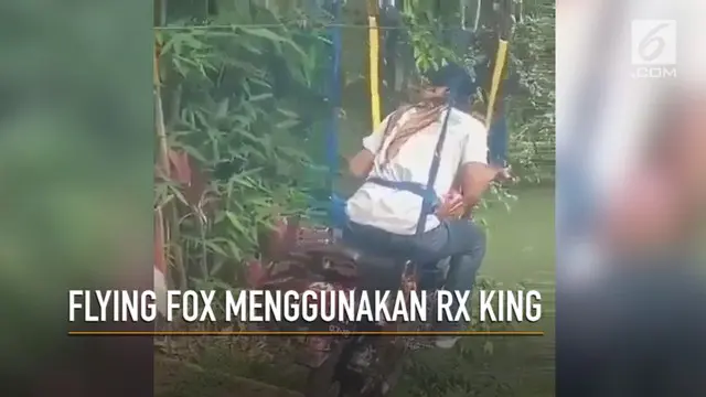 Aksi ekstrem seorang Pria bermain flying fox menggunakan motor RX King.