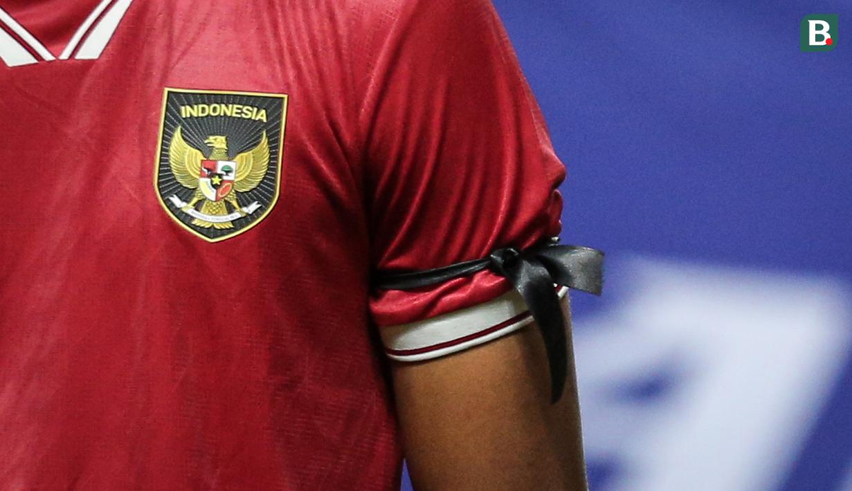 Tragedi Kanjuruhan meninggalkan duka bagi sepak bola Indonesia bahkan Dunia. Hal tersebut juga terlihat saat laga Timnas Indonesia asuhan Bima Sakti melawan Guam pada Kualifikasi Piala Asia U-17 2023, Senin (03/10/2022) malam WIB. (Bola.com/Bagaskara Lazuardi)