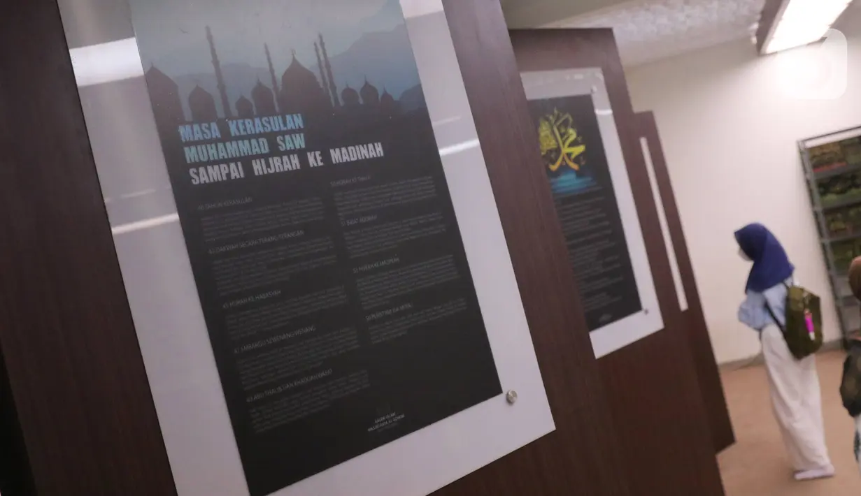 <p>Pengunjung melihat sejumlah informasi tentang dunia Islam yang ada di galeri Islam masjid Al-Azhom, Tangerang, Banten, Jumat (22/4/2022). Banyak warga mengisi waktu senggang mengunjungi galeri tersebut untuk memperkaya wawasan tentang sejarah Islam saat Ramadhan. (Liputan6.com/Angga Yuniar)</p>