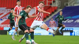 Harry Souttar. Bek tengah berusia 24 tahun yang sejak awal musim 2016/2017 menjadi milik Stoke City meski akhirnya lebih banyak dipinjamkan ke sesama klub di Inggris ini tampil lumayan bersama Australia pada Piala Dunia 2022 lalu. Selalu tampil penuh dalam 4 laga, Australia dibawanya lolos dari fase grup dan baru tersingkir di babak 16 besar setelah kalah tipis 1-2 dari sang juara Argentina. Dua klub Liga Inggris, Everton dan Tottenham Hotspur dikabarkan tertarik untuk mendatangkannya. (AFP/Lindsey Parnaby)