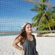 Berpose di hamparan pasir putih dengan latar laut biru dan deretan pohon kelapa, Marsha tampil bak beach girl modern dengan outfit santai yang mudah dijadikan inspirasi untuk liburan musim panas. [@aruanmarsha].