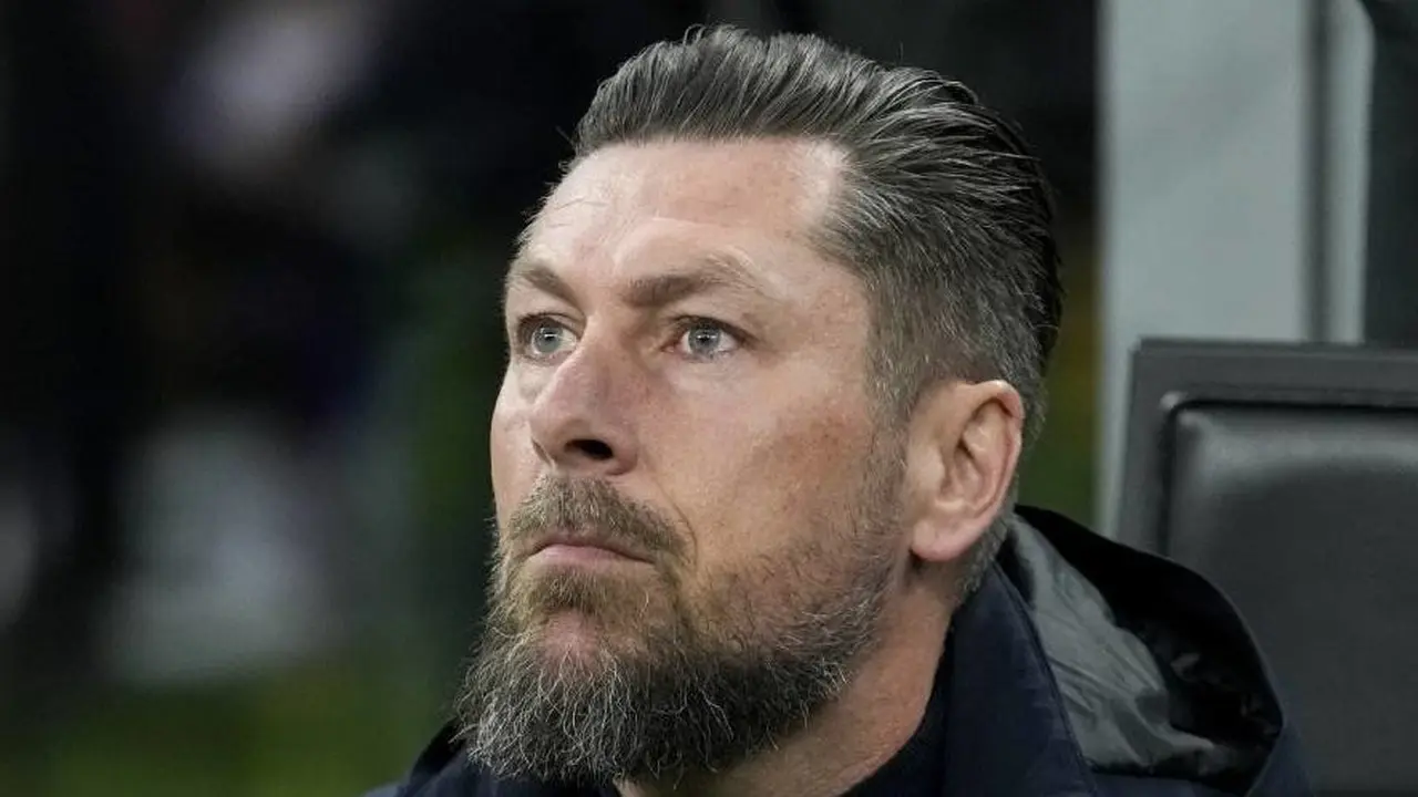 Pelatih interim Feyenoord Pascal Bosschaart duduk di bangku cadangan dalam laga leg kedua playoff Liga Champions melawan AC Milan, Rabu (19/2/2025). (c) AP Photo/Luca Bruno