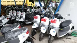 Deretan motor listrik terparkir di Posko Logistik Monas, Jakarta, Kamis (13/12). Pemprov DKI Jakarta menerima hibah 50 unit motor listrik Viar Q1 yang dibagi 20 unit di Ragunan, 20 unit di Monas, dan 10 unit di Jatibaru. (Liputan6.com/Helmi Fithriansyah)