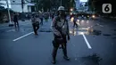 Anggota brimob memukul mundur massa aksi di kawasan Tanah Abang, Jakarta, Selasa (13/10/2020). Hingga menjelang magribh massa masih melakukan perlawan di kawasaan tersebut. (Liputan6.com/Faizal Fanani)