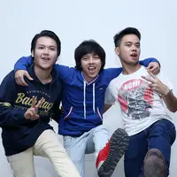 "Gosipnya kaya gitu (SM*SH pecah) dari dulu, jadi balik lagi siapa yang kuat itu bakal 'stay'. Terbukti adanya keluar satu orang kita tetap nggak ganti personil karena kita bakal tetap kompak," jelas Bisma. (Galih W. Satria/Bintang.com)