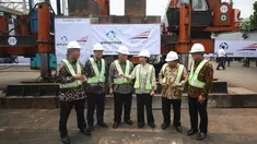 Menteri PUPR Basuki Hadimuljono (ketiga kiri) dan Menteri BUMN Rini Soemarno (ketiga kanan) saat meninjau lokasi pembangunan rumah susun Stasiun Pondok Cina, Depok Jawa Barat, Senin (2/10). (Liputan6.com/Immanuel Antonius)