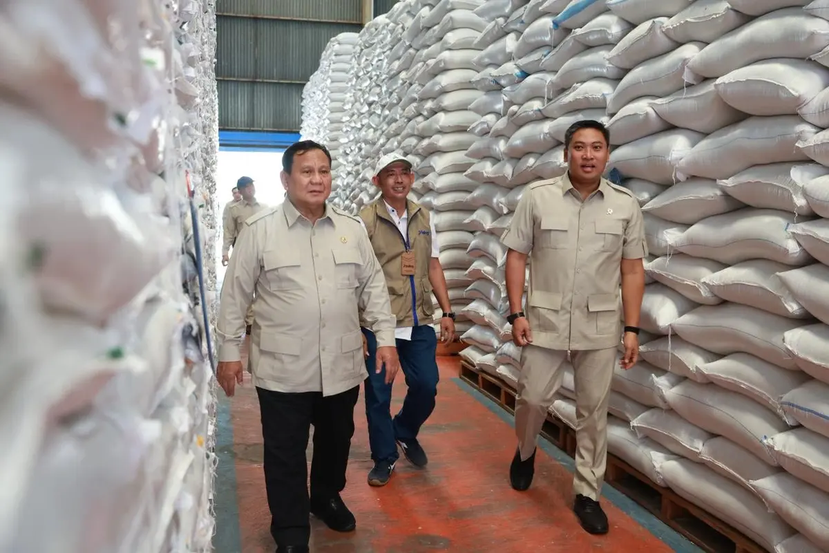 Wamentan Sudaryono saat mendampingi Presiden Prabowo Subianto melakukan inspeksi mendadak (sidak) ke Kompleks Gudang Perum Bulog Danurejo, Kabupaten Magelang, Jawa Tengah, Sabtu (18/4). (Dok. Istimewa)