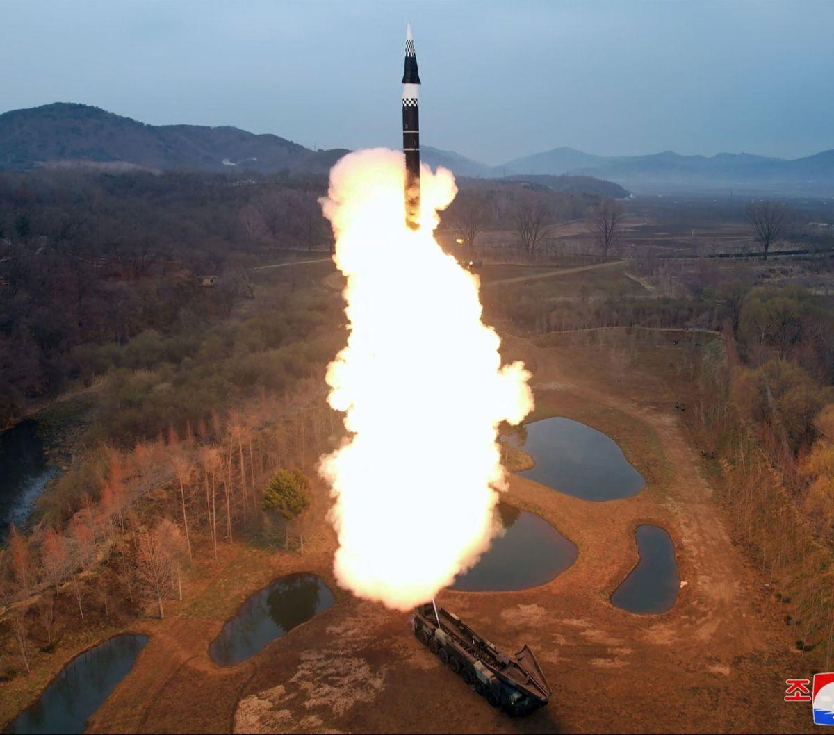 Korea Utara berhasil menguji coba rudal balistik berbahan bakar padat terbarunya yang bernama Hwasong-16B, sebagaimana dilaporkan KCNA, pada Rabu (3/4/2024). Rudal balistik jarak menengah (IRBM) itu mengusung teknologi bahan bakar padat serta dilengkapi h