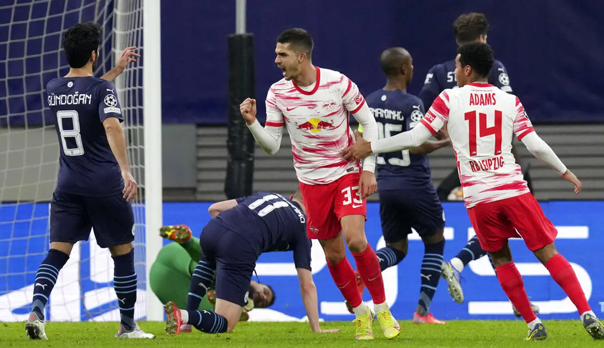 Pemain RB Leipzig Andre Silva (tengah) melakukan selebrasi usai mencetak gol ke gawang Manchester City pada pertandingan sepak bola Grup A Liga Champions di Red Bull Arena, Leipzig, Jerman, 7 Desember 2021. RB Leipzig menang 2-1. (AP Photo/Michael Sohn)