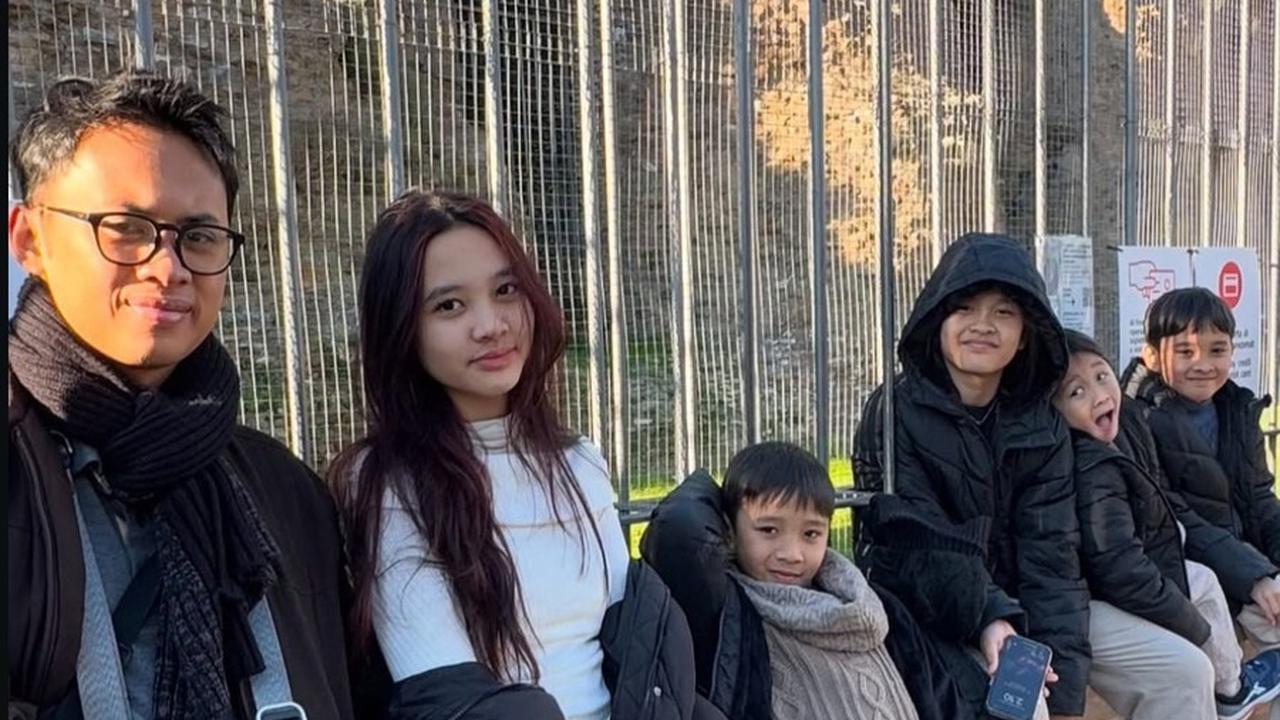 Potret Keluarga Hanung Bramantyo dan Zaskia Adya Mecca Liburan ke Italia, Berkunjung ke Colosseum hingga Salat Jumat di Kota Katolik Roma