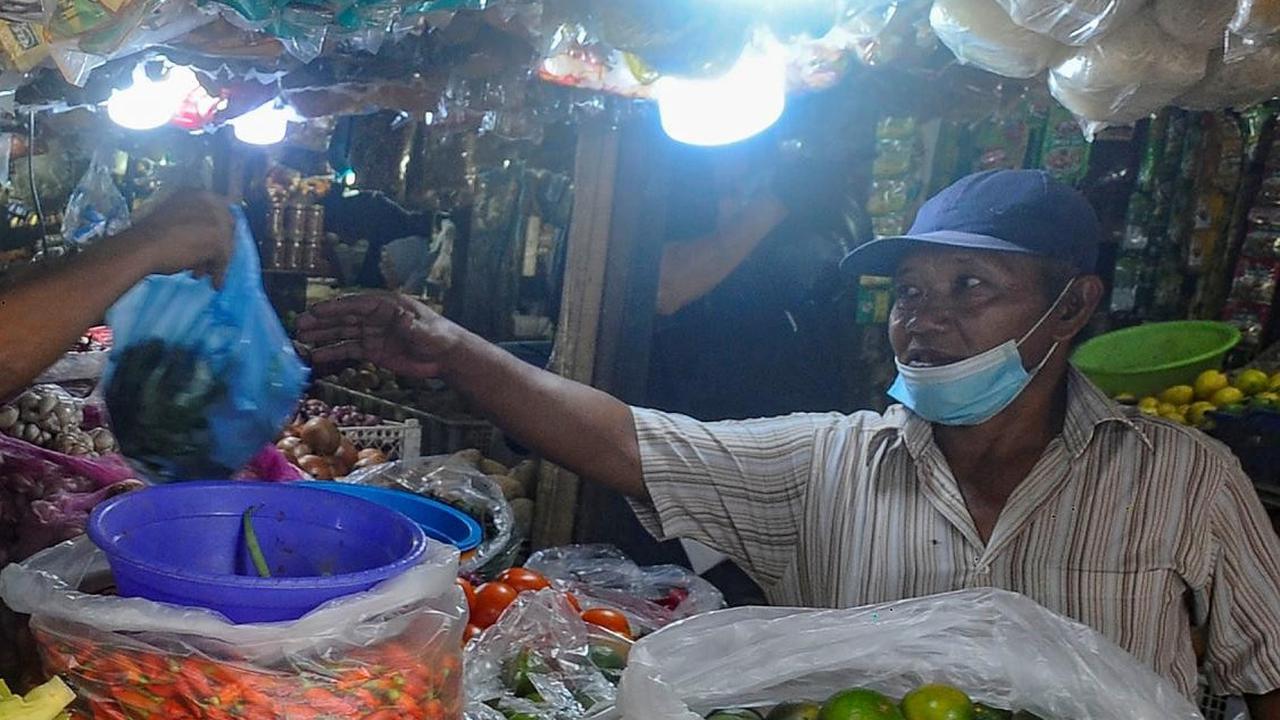 Di antara komoditas yang naik adalah bawang merah, gula, telur, beras dan sayur-sayuran.