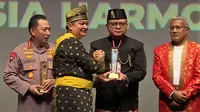 Direktur Jenderal Permasyarakatan (Dirjenpas), Reynhard Saut Poltak Silitonga menerima BNPT Awards 2023 dari Kepala BNPT RI, Komjen Pol. Prof. Dr. H. Rycko Amelza Dahniel di Jakarta, Jumat (28/7/2023). (Ist)