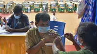Seorang pengemudi bajaj disuntik vaksin Covid-19 CoviShield selama vaksinasi gratis untuk para pengemudi di Bangalore, India, Rabu (25/8/2021). Menurut data Kementerian Kesehatan India, hingga Senin (23/8), sebanyak 589 juta lebih dosis vaksin telah diberikan kepada warganya. (Manjunath Kiran/AFP)