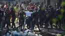 Polisi anti huru hara terlihat mengamankan sekelompok tahanan seusai terlibat kerusuhan di sebuah penjara dengan keamanan maksimum di Guatemala, Senin (30/11). 16 tahanan tewas dalam perkelahian antarnapi di penjara tersebut. (AFP Photo/JOHAN ORDONEZ)