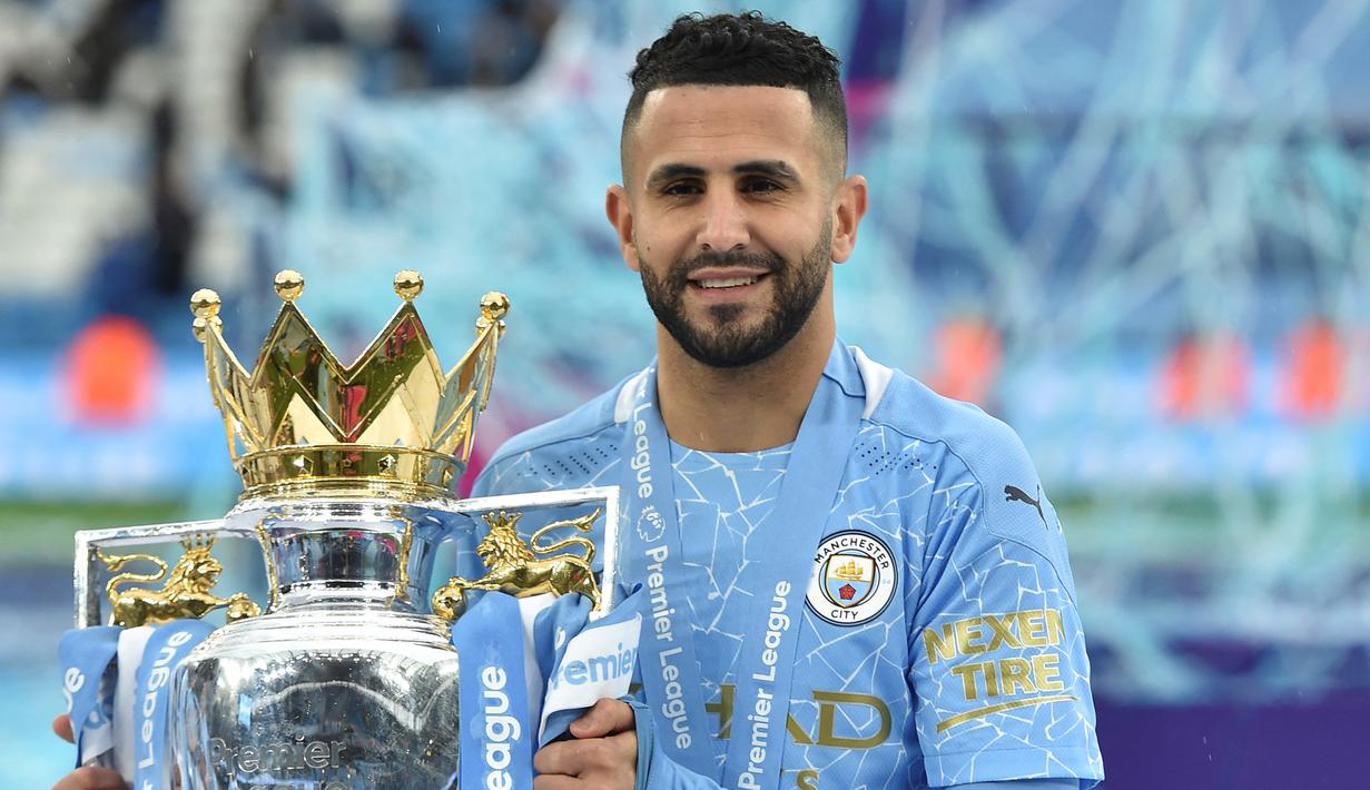 Riyad Mahrez. Pemain sayap Aljazair berusia 31 tahun yang kini menjalani musim keempat bersama Manchester City sejak 2018/2019 ini pernah dua kali menjadi juara Liga Inggris bersama The Citizens. Keduanya adalah musim 2018/2019 dan musim 2020/2021. (AFP/Pool/Peter Powell)
