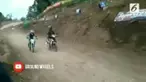 Sebuah hal unik terjadi dalam sebuah balap motor trail. Ada motor bebek masuk saat balap berlangsung.