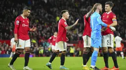 De Gea pun tak ragu untuk memeluk Maguire setelahnya. Pemandangan ini sudah lama tidak terlihat oleh keduanya. (AP Photo/Jon Super)