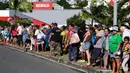 Orang-orang mengantre untuk memasuki supermarket untuk membeli bahan makanan di distrik Magenta di Noumea, wilayah Pasifik Kaledonia Baru, pada 18 Mei 2024. (Theo Rouby/AFP)