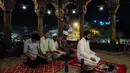 Jemaah pria muslim India menjalankan salat tarawih selama bulan suci Ramadan di Masjid Jama di New Delhi, India (23/5). Seperti jutaan muslim di seluruh dunia, muslim India juga menjalankan salat Terawih pada malam bulan Ramadan. (AFP/Chandan Khanna)