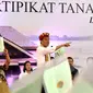 Presiden Joko Widodo menyerahkan 1.300 sertifikat hak atas tanah untuk masyarakat di Kab Lampung Tengah, Jumat (23/11). Akhir tahun ini pemerintah akan menerbitkan hingga kurang lebih 30.000 sertifikat khusus di Lampung Tengah. (Liputan6.com/HO/Biropers)
