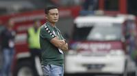 Direktur Tekhnik Bhayangkara FC, Yeyen Tumena, saat melawan Perseru Badak Lampung FC pada laga Liga 1 2019 di Stadion Patriot, Bekasi, Jumat (16/8). Bhayangkara FC takluk 0-1 dari Perseru Badak Lampung FC. (Bola.com/M Iqbal Ichsan)