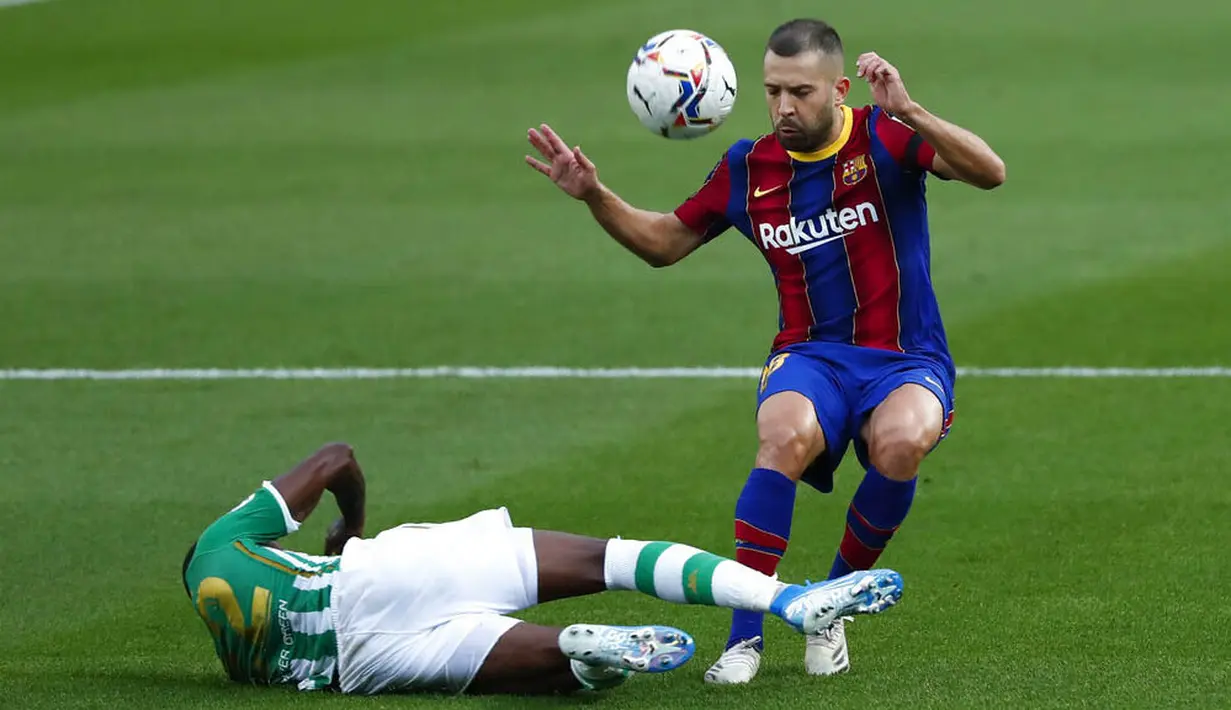 Bek Barcelona, Jordi Alba, berusaha melewati pemain Real Betis, Emerson, pada laga La Liga di Stadion Camp Nou, Sabtu (7/11/2020). Barca menang dengan skor 5-2.(AP/Joan Monfort)
