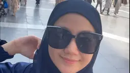 Selain momen romantisnya bareng suami, penampilan pemeran Nina dalam sinetron Namaku Mentari tahun 2008 ini juga bikin pangling. Tampil dalam balutan jilbab besar, Jessica Anastasya tampil berbeda. Pesona artis kelahiran 20 Desember 1996 ini semakin terpancar ketika kenakan hijab. Kacamata hitam yang dikenakannya membuat penampilan Jessica jadi makin menarik. (Liputan6.com/IG/@jessicaanastasya20)