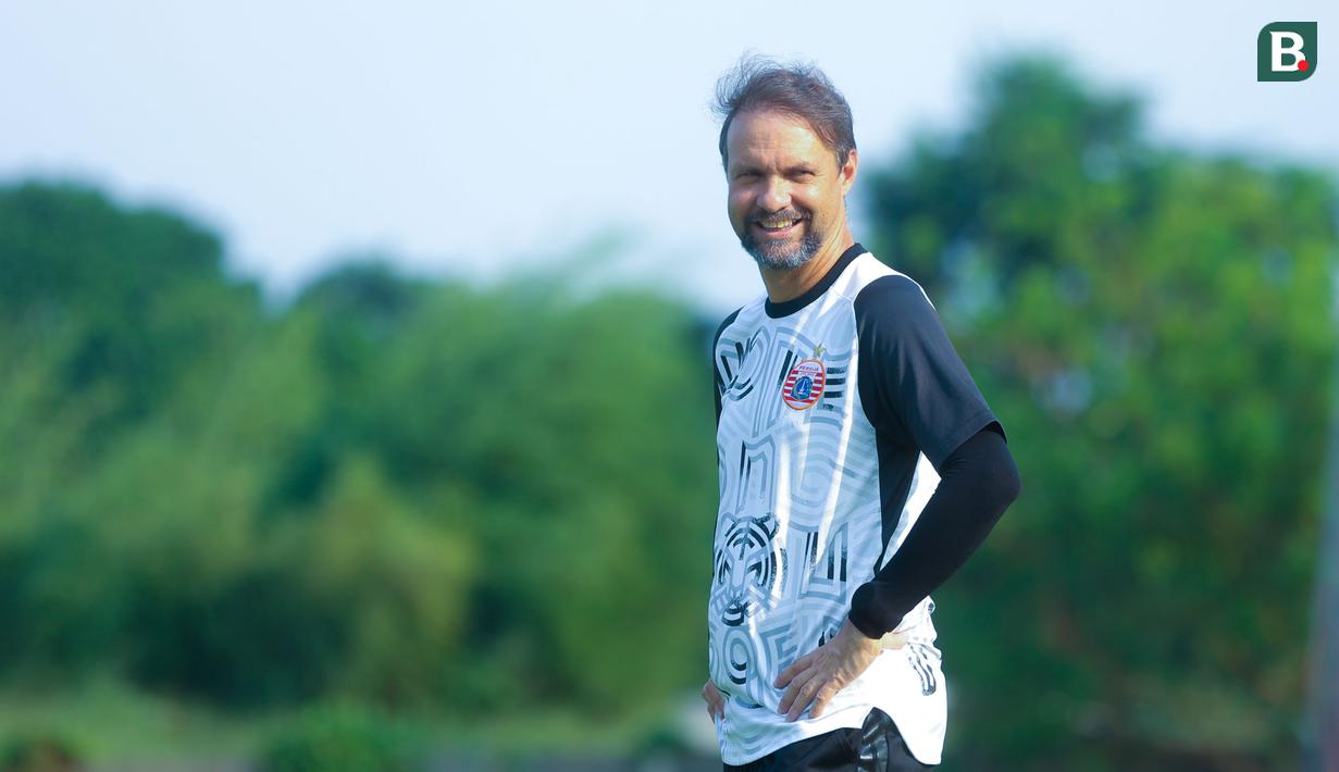 Pelatih Persija Jakarta, Mauricio Souza, memimpin sesi latihan di Nirwana Park, Sawangan, Depok, Jawa Barat, Kamis (31/7/2025). (Bola.com/M Iqbal Ichsan)