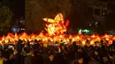 Tarian naga dipertunjukan selama festival lentera China di Yunhe di provinsi timur China Zhejiang (1/3). Festival ini jatuh pada 2 Maret, yang menandai berakhirnya perayaan untuk periode Tahun Baru Imlek. (AFP Photo)