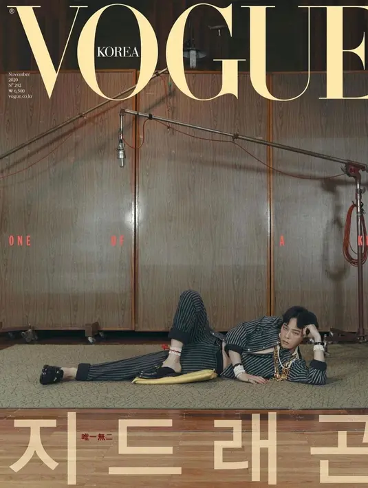 Lain lagi saat G-Dragon tampil mengenakan set atasan dan bawahan dari Chanel dengan motif garis yang khas. Tak lupa ia juga menambahkan beberapa kaling dan gelang, serta mengenakan flatshoes hitam sebagai statement. Foto: Instagram.