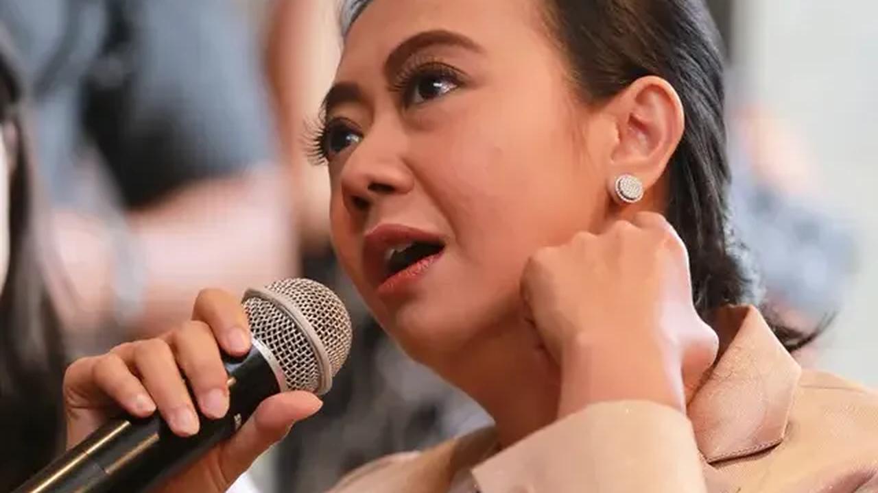 Setelah itu, dirinya mendapat notifikasi di mana ATM nya ada transaksi penarikan berkali-kali. Transaksinya-pun di luar negeri, yaitu di China dan Hong Kong.