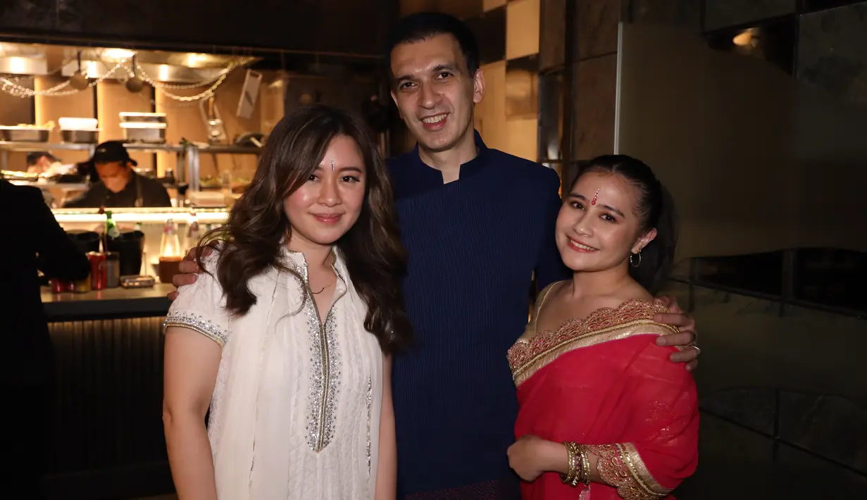 Salah satunya Prilly Latuconsina, aktris 25 tahun ini tampil cantik berbalut busana tradisional India. Penampilannya pun semakin diperlengkap dengan aksesori bindi yang ditempelkan di dahinya.