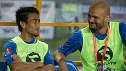 Pada laga melawan Madura United, pelatih Persib, Dejan Antonic, menjadikan Sergio van Dijk cadangan. Selama menunggu kesempatan bermain, mantan bomber Brisbane Roar itu tampak asyik bercengkrama dengan pemain lain. (Bola.com/Vitalis Yogi Trisna)