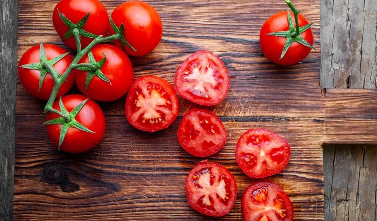2.&nbsp;Tomat: Asam Sitrat dan Malat yang Tinggi