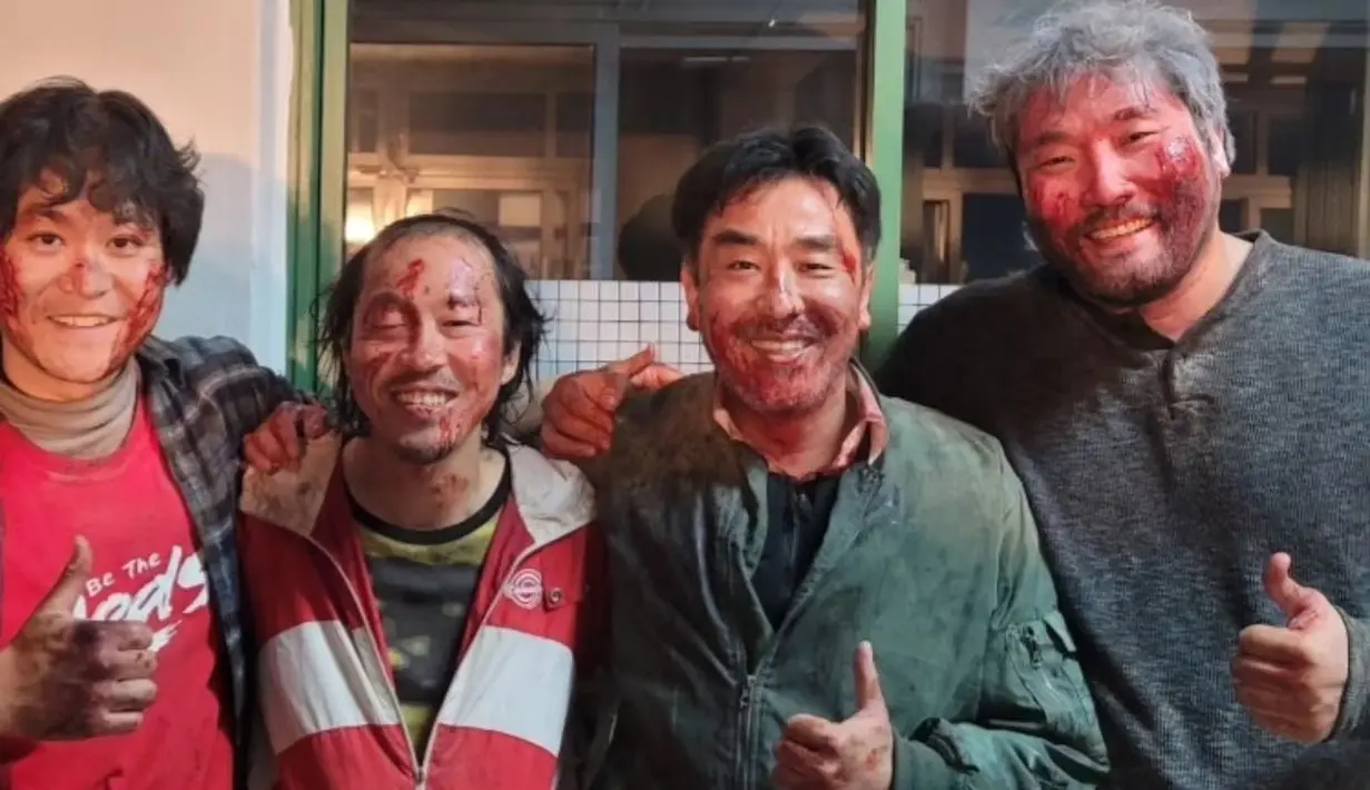 Ryu Seung Ryong dan Lee Sung Kyun foto bersama dua villain Moving, yang merupakan agen dari Korea Utara, Lim Jae Seok dan Kwon Yong Deuk. Mereka tentu akrab di balik layar. (Foto: Instagram/ ryuseungryong_)