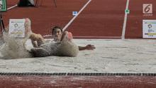 Atlet Indonesia Maria Natalia Londa mendarat di pasir saat final lompat jauh putri atletik 18th Asian Games Invitation Tournament di Stadion Utama GBK, Minggu (11/2). Maria menambah perolehan emas Indonesia di turnamen ini. (Liputan6.com/Faizal Fanani)